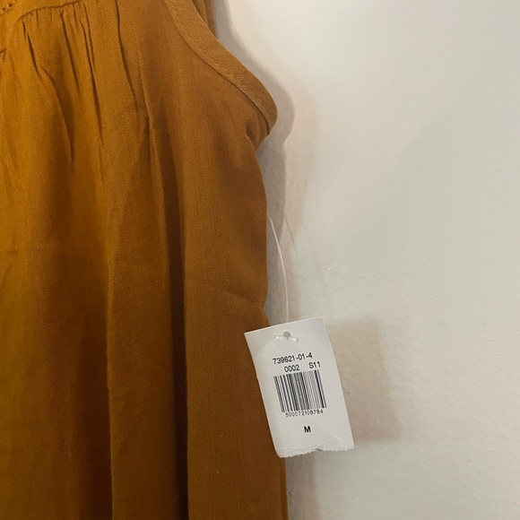 Lightweight Sleeveless Blouse - Picture 3 of 3